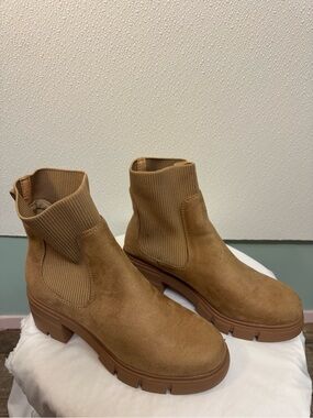 Redtop Women’s Chelsea Lug Boots in Tan Sz 7.5